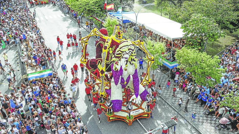 La carroza '7 Vidas' del Grupo Pejino, que obtuvo el segundo puesto en el concurso, a su paso por la tribuna de autoridades en un circuito abarrotado. 