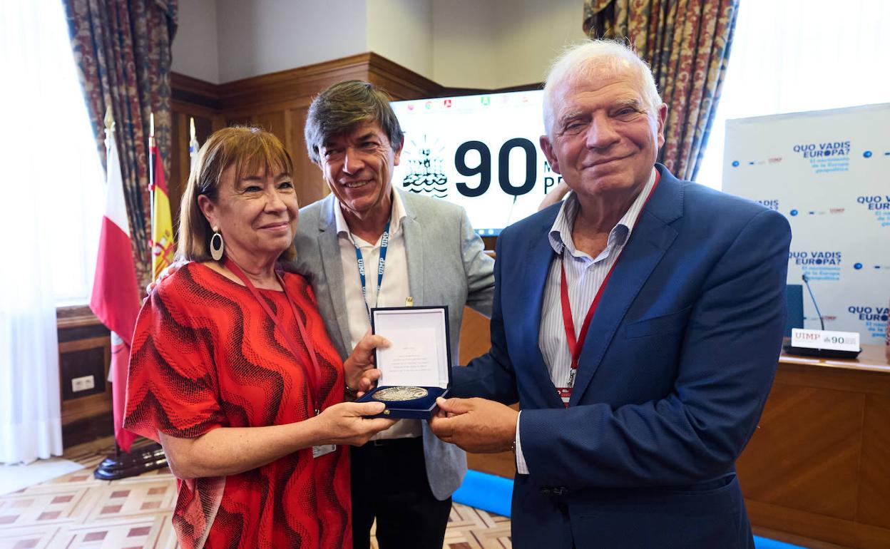 Josep Borrell, alto representante de la UE para Asuntos Exteriores y Política de Seguridad, recibió la medalla conmemorativa del 90 aniversario de la UIMP