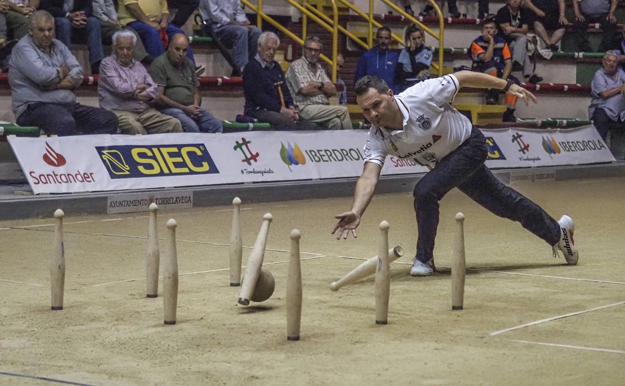 Alfonso Díaz, después de un gran inicio, es segundo en el Campeonato de España a tan solo dos bolos del favorito. Víctor González.