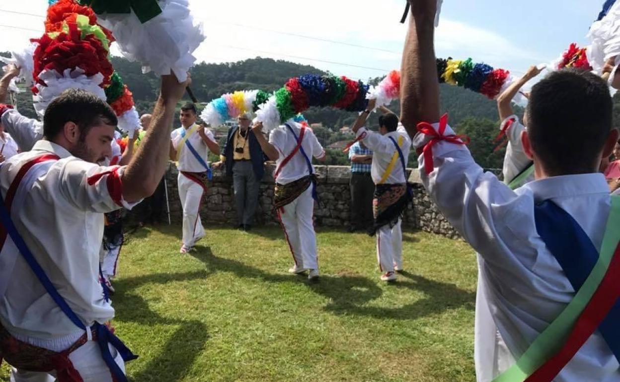 Imagen de 2018 de los Danzantes de Navajeda bailando en la procesión del patrón de El Bosque 