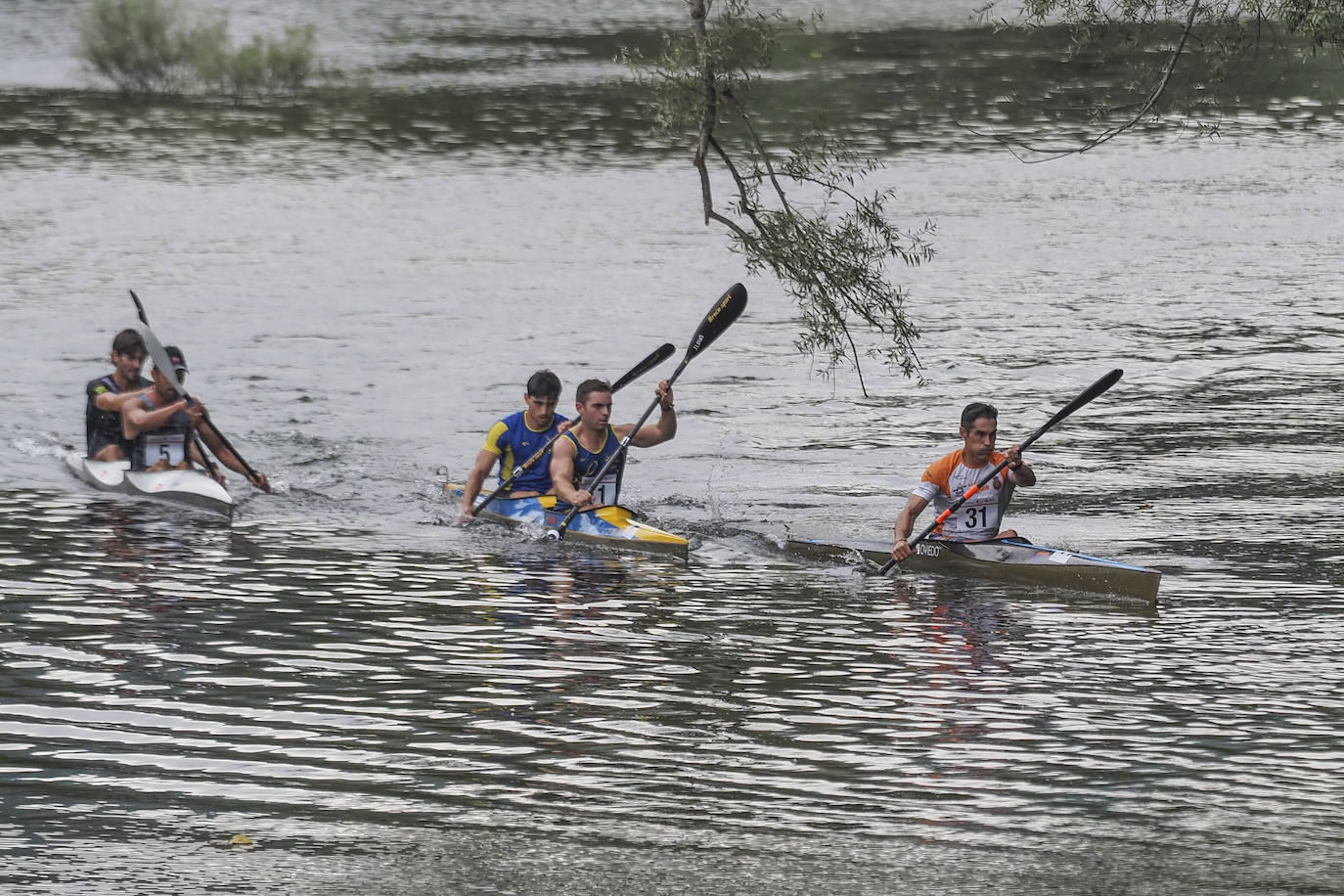 La prueba, que ha contado con unas 150 embarcaciones, se completa este domingo con la Regata Santos Mártires para categorías inferiores