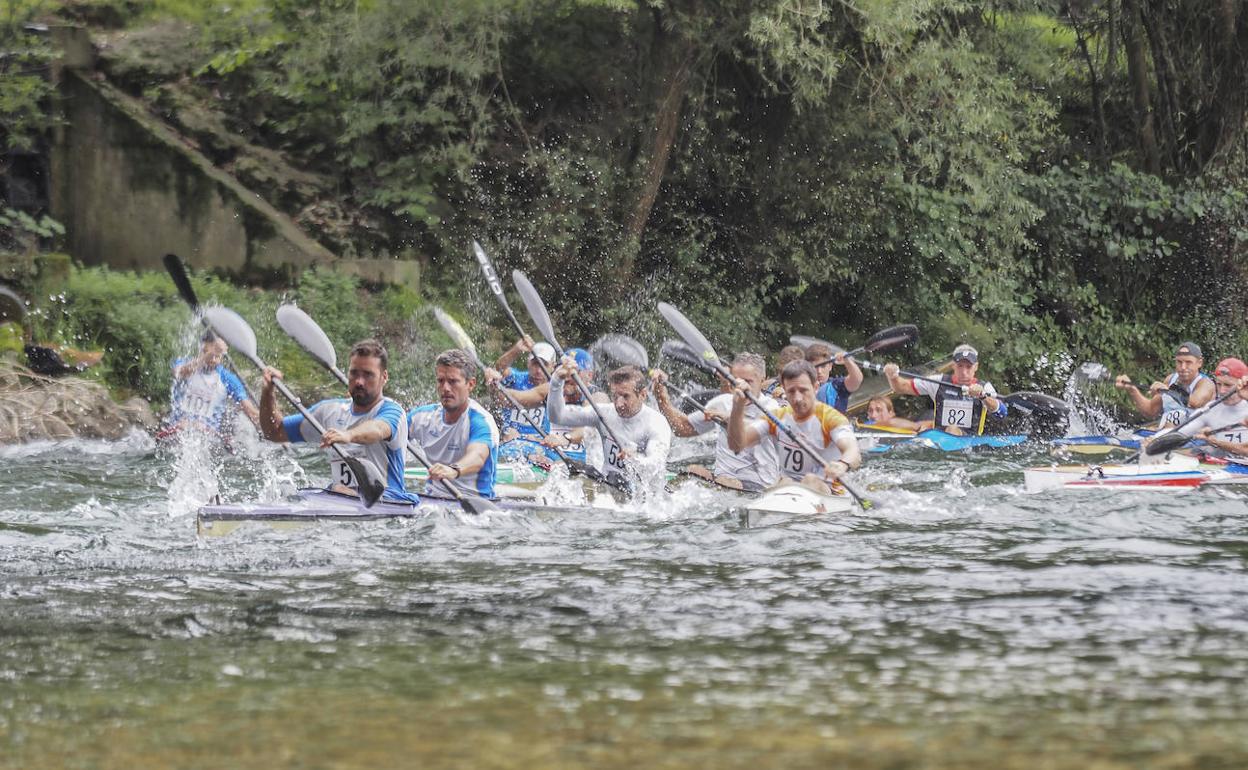 El Descenso del Deva, unos 12 kilómetros entre Panes y Unquera, reunía este sábado desde palistas absolutos a cadetes.