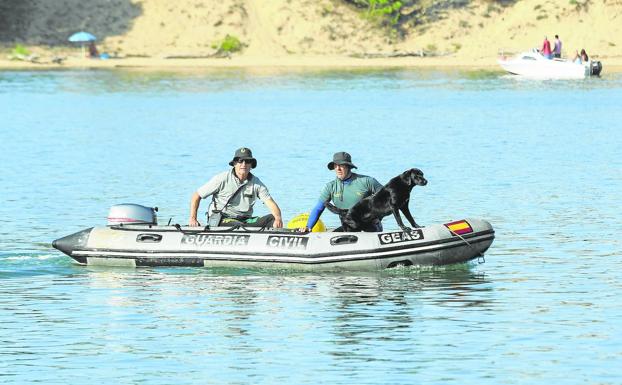 Buzos de la Guardia Civil se han incorporado este domingo a la búsqueda del hombre desaparecido en mogro. 