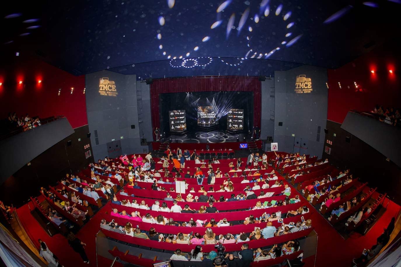 La joven de 18 años, Marina Edilla, releva a María Pardo al coronarse como 'Miss Grand Cantabria 2022' en un evento multitudinario celebrado en el Teatro Municipal Concha Espina de Torrelavega. Miss Ribamontán al Monte, que había sido ya la más exitosa de las 27 candidatas en las redes sociales del concurso, representará a Cantabria en 'Miss Grand España 2023'. Edilla fue la preferida del jurado por delante de Miss Torrelavega y Miss El Alisal, que terminaron el certamen como finalistas.