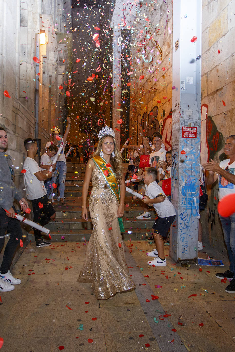 La joven de 18 años, Marina Edilla, releva a María Pardo al coronarse como 'Miss Grand Cantabria 2022' en un evento multitudinario celebrado en el Teatro Municipal Concha Espina de Torrelavega. Miss Ribamontán al Monte, que había sido ya la más exitosa de las 27 candidatas en las redes sociales del concurso, representará a Cantabria en 'Miss Grand España 2023'. Edilla fue la preferida del jurado por delante de Miss Torrelavega y Miss El Alisal, que terminaron el certamen como finalistas.