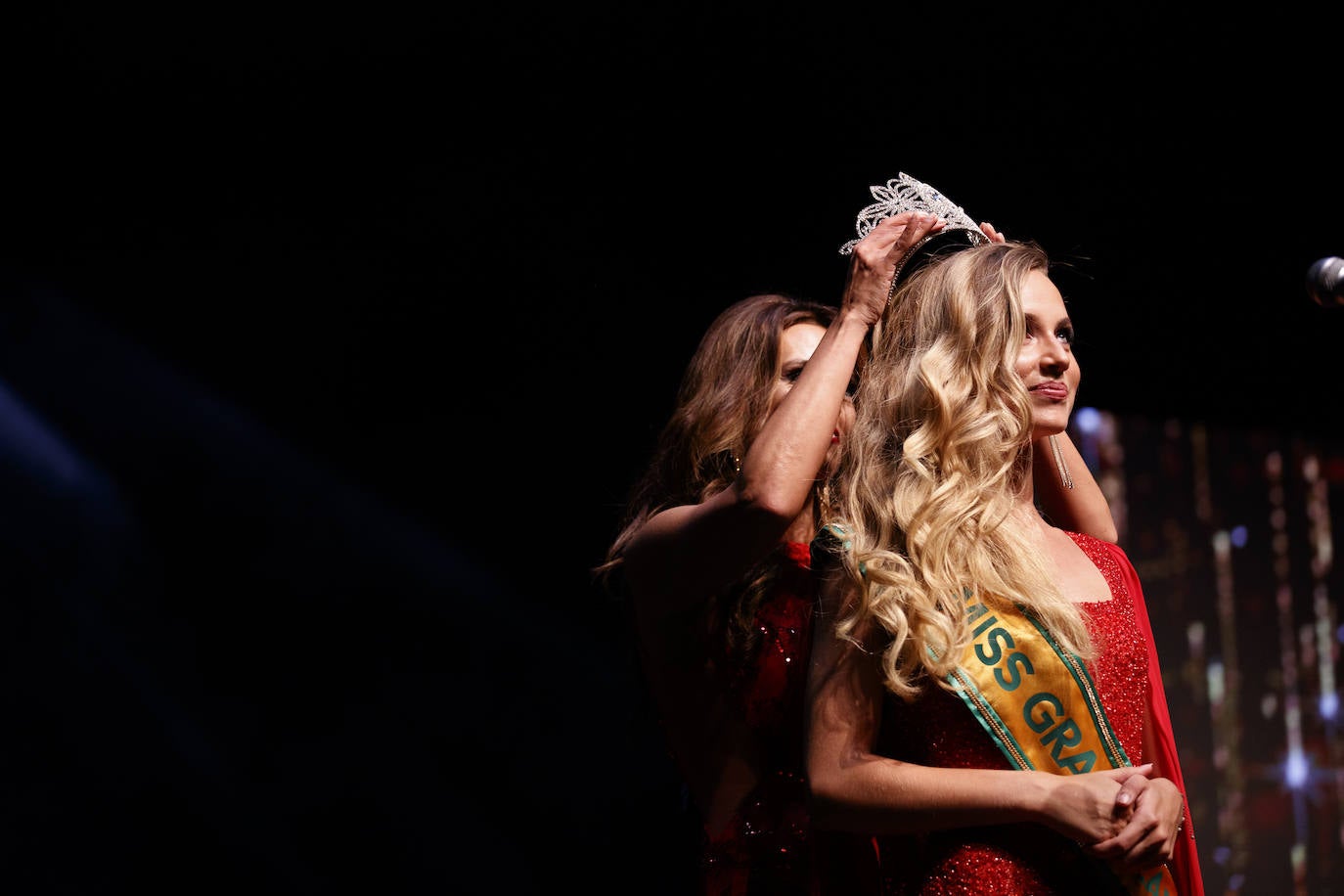 La joven de 18 años, Marina Edilla, releva a María Pardo al coronarse como 'Miss Grand Cantabria 2022' en un evento multitudinario celebrado en el Teatro Municipal Concha Espina de Torrelavega. Miss Ribamontán al Monte, que había sido ya la más exitosa de las 27 candidatas en las redes sociales del concurso, representará a Cantabria en 'Miss Grand España 2023'. Edilla fue la preferida del jurado por delante de Miss Torrelavega y Miss El Alisal, que terminaron el certamen como finalistas.