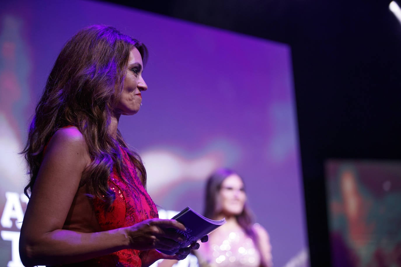 La joven de 18 años, Marina Edilla, releva a María Pardo al coronarse como 'Miss Grand Cantabria 2022' en un evento multitudinario celebrado en el Teatro Municipal Concha Espina de Torrelavega. Miss Ribamontán al Monte, que había sido ya la más exitosa de las 27 candidatas en las redes sociales del concurso, representará a Cantabria en 'Miss Grand España 2023'. Edilla fue la preferida del jurado por delante de Miss Torrelavega y Miss El Alisal, que terminaron el certamen como finalistas.