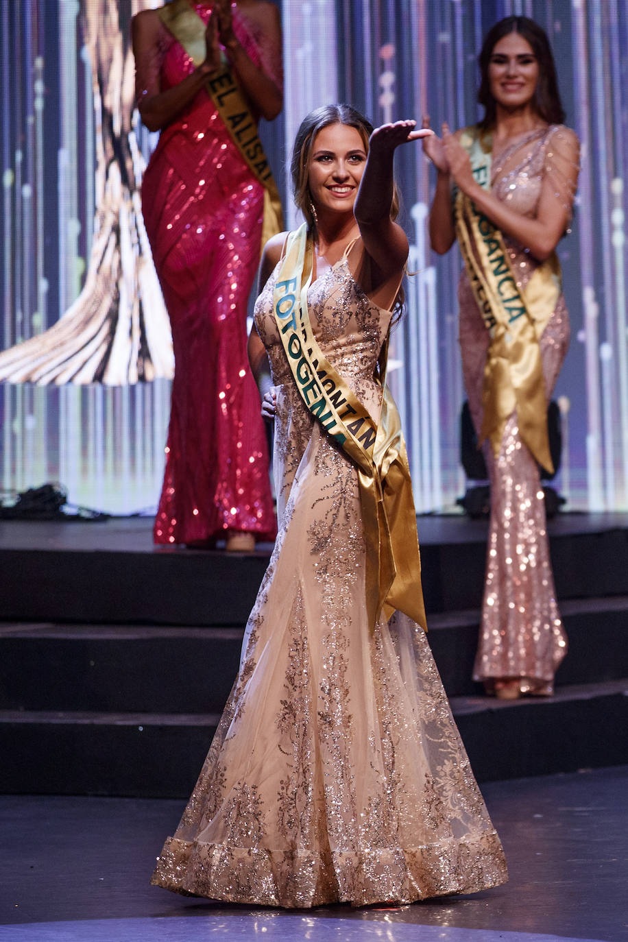 La joven de 18 años, Marina Edilla, releva a María Pardo al coronarse como 'Miss Grand Cantabria 2022' en un evento multitudinario celebrado en el Teatro Municipal Concha Espina de Torrelavega. Miss Ribamontán al Monte, que había sido ya la más exitosa de las 27 candidatas en las redes sociales del concurso, representará a Cantabria en 'Miss Grand España 2023'. Edilla fue la preferida del jurado por delante de Miss Torrelavega y Miss El Alisal, que terminaron el certamen como finalistas.