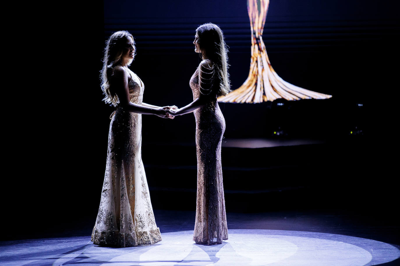 La joven de 18 años, Marina Edilla, releva a María Pardo al coronarse como 'Miss Grand Cantabria 2022' en un evento multitudinario celebrado en el Teatro Municipal Concha Espina de Torrelavega. Miss Ribamontán al Monte, que había sido ya la más exitosa de las 27 candidatas en las redes sociales del concurso, representará a Cantabria en 'Miss Grand España 2023'. Edilla fue la preferida del jurado por delante de Miss Torrelavega y Miss El Alisal, que terminaron el certamen como finalistas.