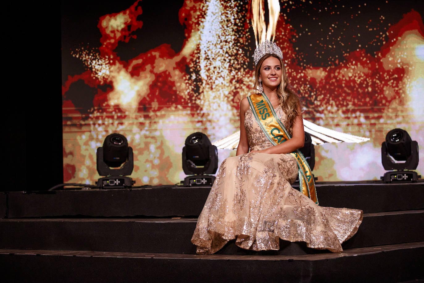 La joven de 18 años, Marina Edilla, releva a María Pardo al coronarse como 'Miss Grand Cantabria 2022' en un evento multitudinario celebrado en el Teatro Municipal Concha Espina de Torrelavega. Miss Ribamontán al Monte, que había sido ya la más exitosa de las 27 candidatas en las redes sociales del concurso, representará a Cantabria en 'Miss Grand España 2023'. Edilla fue la preferida del jurado por delante de Miss Torrelavega y Miss El Alisal, que terminaron el certamen como finalistas.