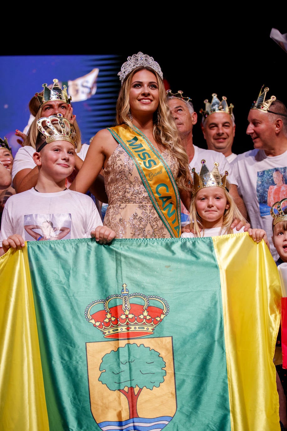 La joven de 18 años, Marina Edilla, releva a María Pardo al coronarse como 'Miss Grand Cantabria 2022' en un evento multitudinario celebrado en el Teatro Municipal Concha Espina de Torrelavega. Miss Ribamontán al Monte, que había sido ya la más exitosa de las 27 candidatas en las redes sociales del concurso, representará a Cantabria en 'Miss Grand España 2023'. Edilla fue la preferida del jurado por delante de Miss Torrelavega y Miss El Alisal, que terminaron el certamen como finalistas.