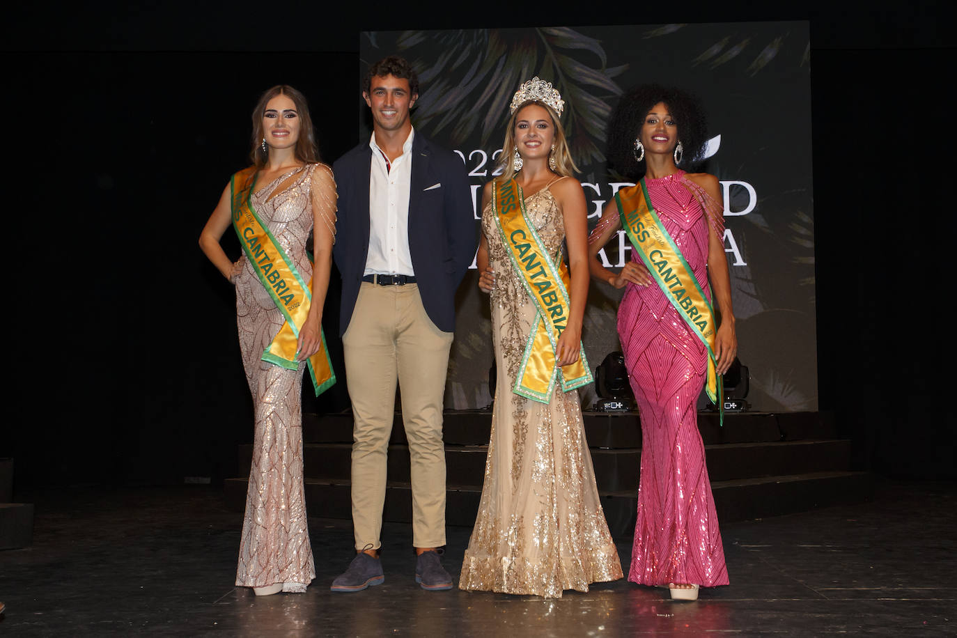 La joven de 18 años, Marina Edilla, releva a María Pardo al coronarse como 'Miss Grand Cantabria 2022' en un evento multitudinario celebrado en el Teatro Municipal Concha Espina de Torrelavega. Miss Ribamontán al Monte, que había sido ya la más exitosa de las 27 candidatas en las redes sociales del concurso, representará a Cantabria en 'Miss Grand España 2023'. Edilla fue la preferida del jurado por delante de Miss Torrelavega y Miss El Alisal, que terminaron el certamen como finalistas.