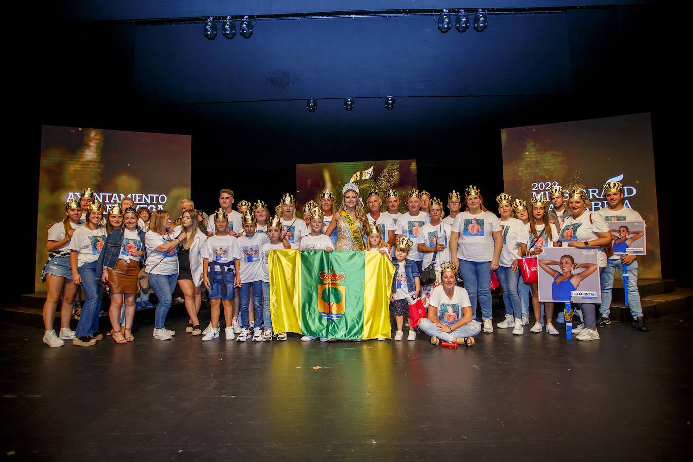 La joven de 18 años, Marina Edilla, releva a María Pardo al coronarse como 'Miss Grand Cantabria 2022' en un evento multitudinario celebrado en el Teatro Municipal Concha Espina de Torrelavega. Miss Ribamontán al Monte, que había sido ya la más exitosa de las 27 candidatas en las redes sociales del concurso, representará a Cantabria en 'Miss Grand España 2023'. Edilla fue la preferida del jurado por delante de Miss Torrelavega y Miss El Alisal, que terminaron el certamen como finalistas.