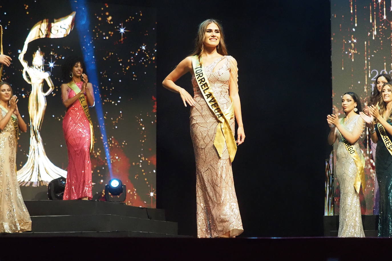 Marina Edilla, anoche, con la corona de Miss Grand Cantabria. 