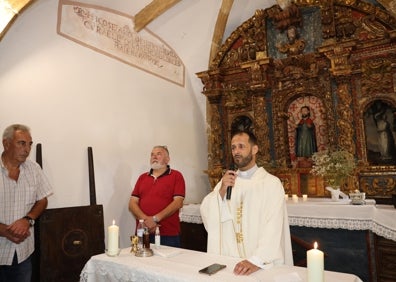 Imagen secundaria 1 - Misa en el interior de la ermita y paella con que el Ayuntamiento invitó a los romeros 