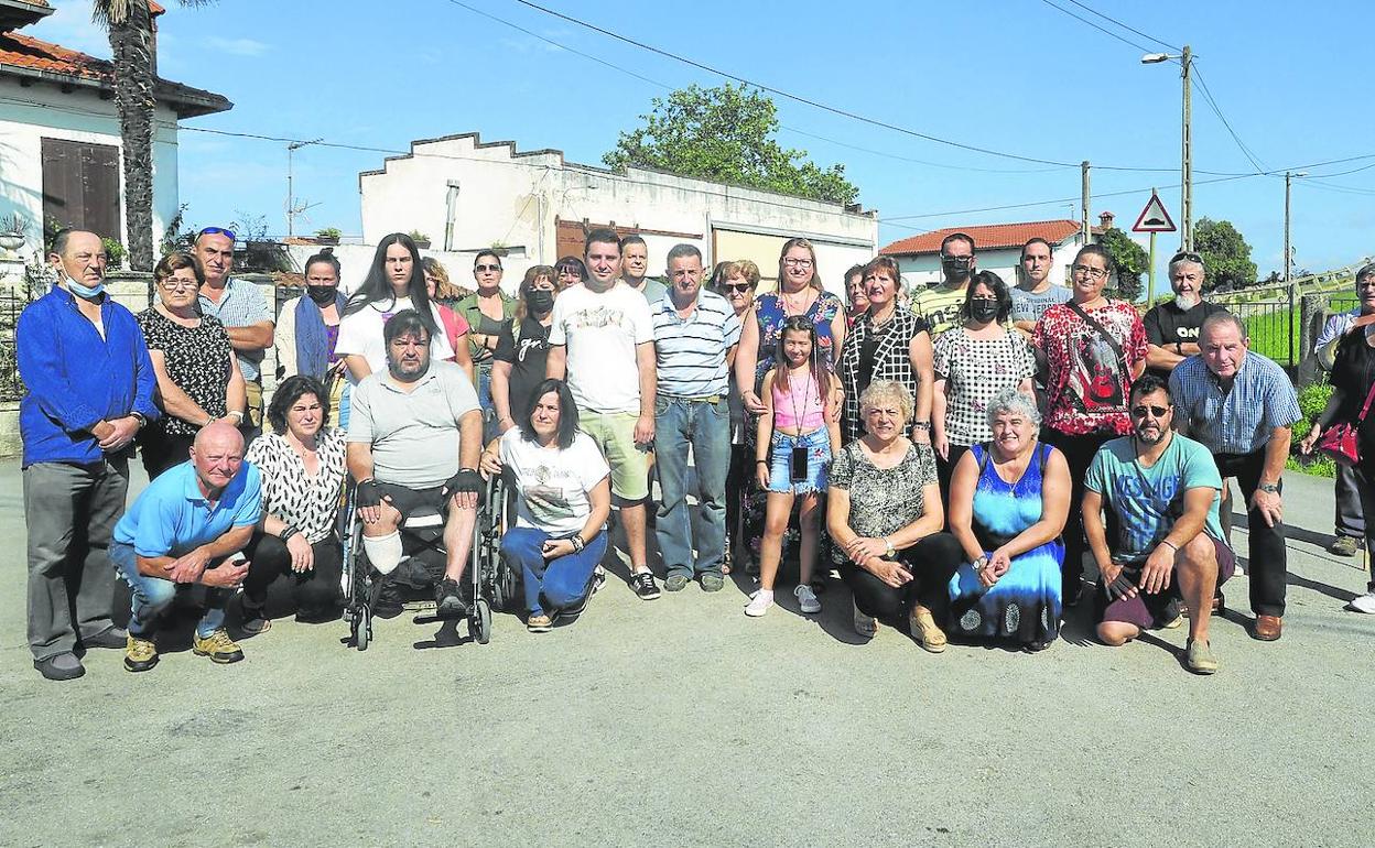 Los vecinos de La Montaña se concentraron ayer para dar a conocer su malestar y exigir soluciones