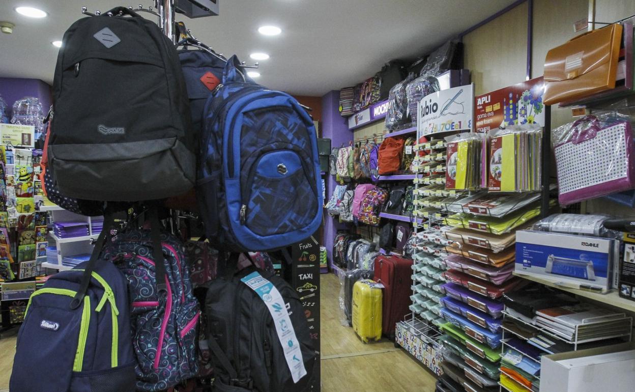 Material escolar en una librería, preparada para la vuelta al clase tras el verano. 