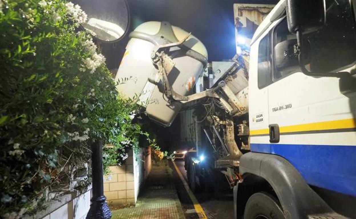 El servicio de basuras en el Ayuntamiento de Camargo sigue pendiente de adjudicación. 