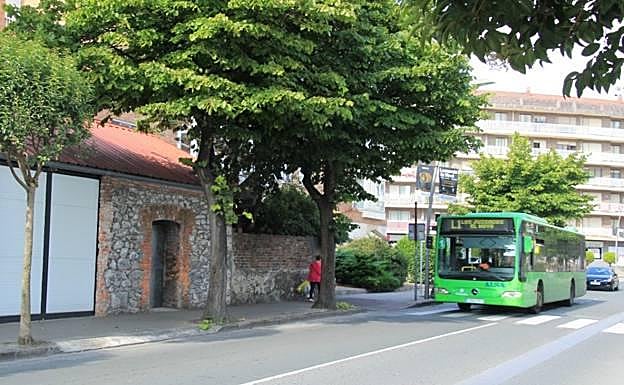 Imagen de archivo de la línea 1 del CastroBús a su paso por la calle Silvestre Ochoa.