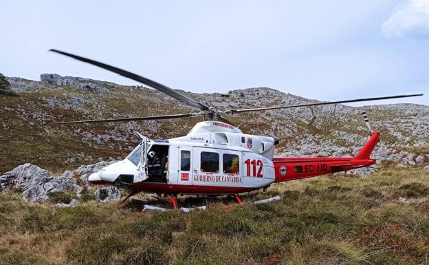 El helicóptero en la zona de la ruta donde se encontraba el varón.