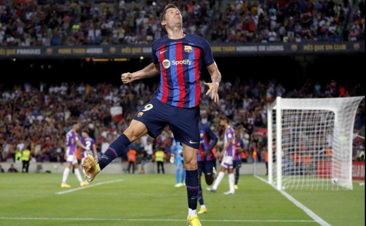 Robert Lewandowski celebra uno de sus goles ante el Valladolid. 