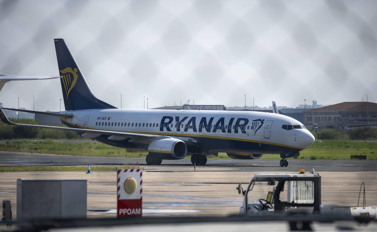 Fotografía de archivo de un avión de Ryanair en el Seve Ballesteros.