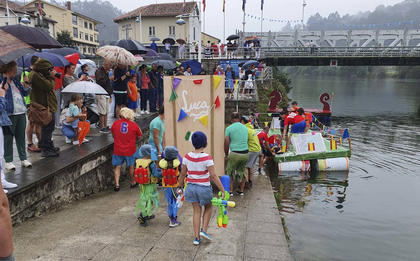 Fotos: Balsas y disfraces se echan al río en Unquera