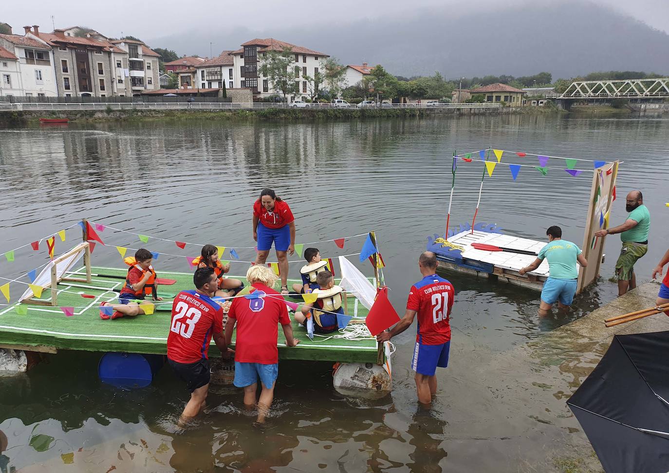 Fotos: Balsas y disfraces se echan al río en Unquera