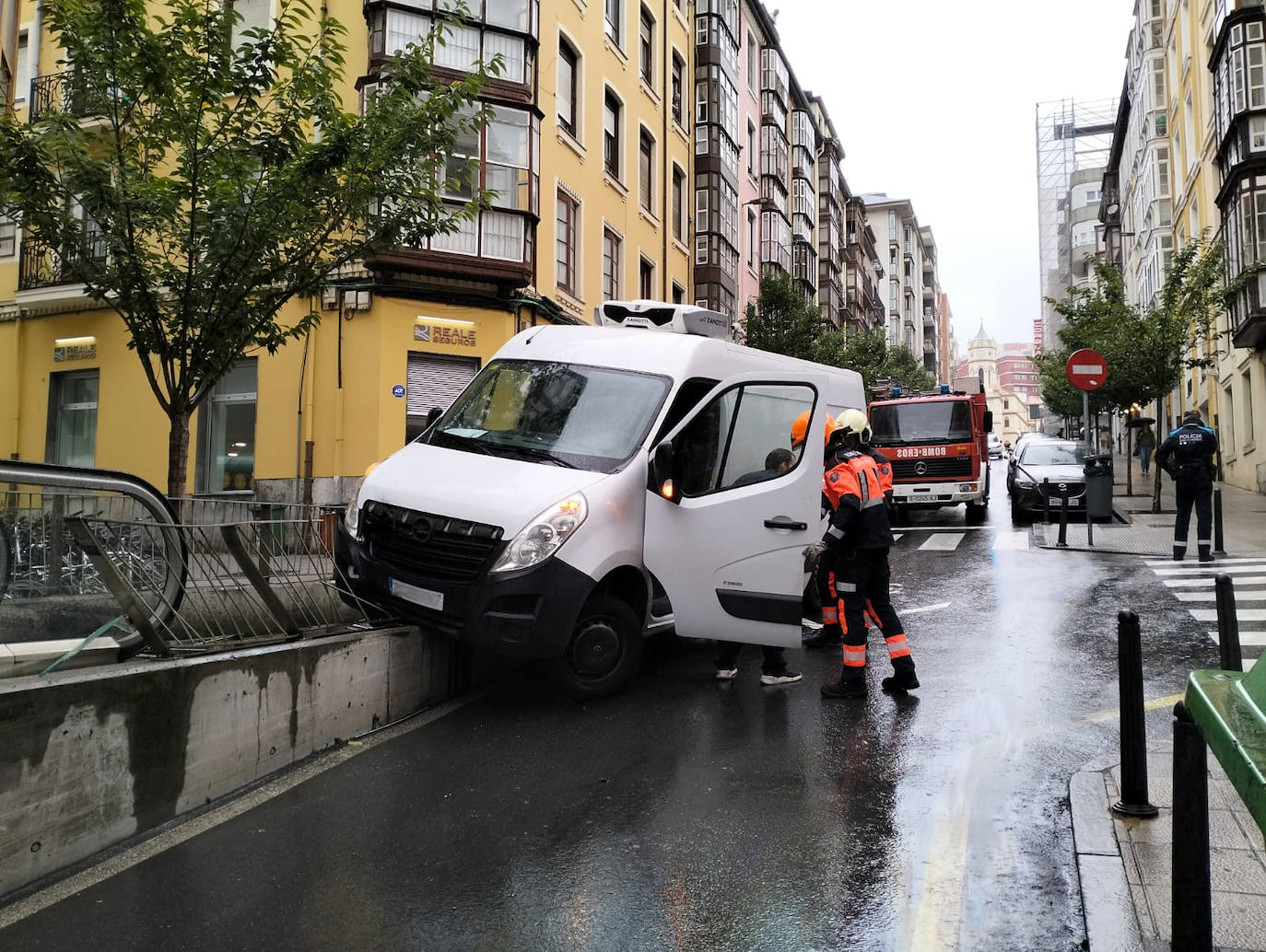 Fotos: Aparatoso accidente en la calle Lope de Vega de Santander