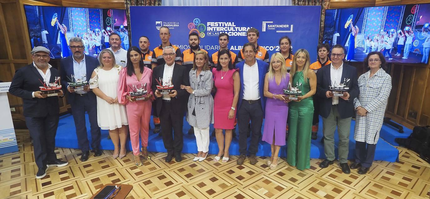 Galardonados y autoridades posan juntos durante la ceremonia de entrega de los premios solidarios Alberto Pico .