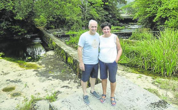 Alfredo y Paz en la zona del lavadero y la presa que emergen en el curso del Clarín. 