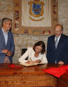 Imagen secundaria 2 - Imágentes del acto que ha protagonizado la ministra, que también ha firmado en el libro de honor del Ayuntamiento.