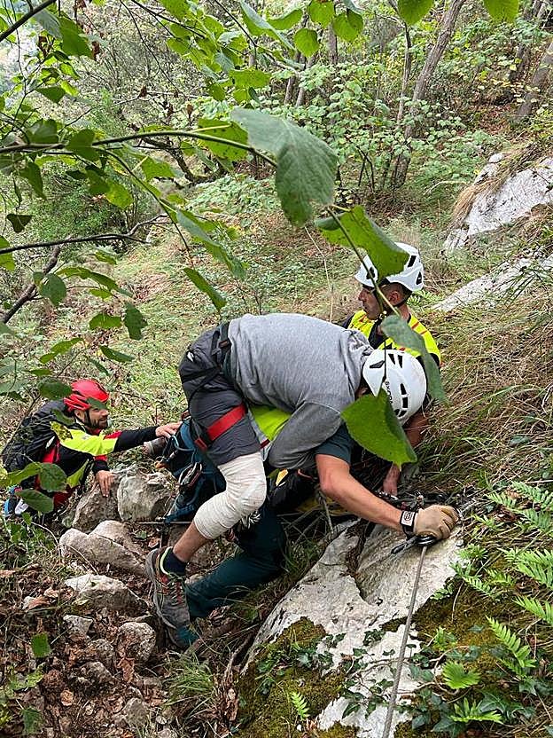 Un rescate de varias horas para evacuar a un hombre lesionado en la vía ferrata de La Hermida