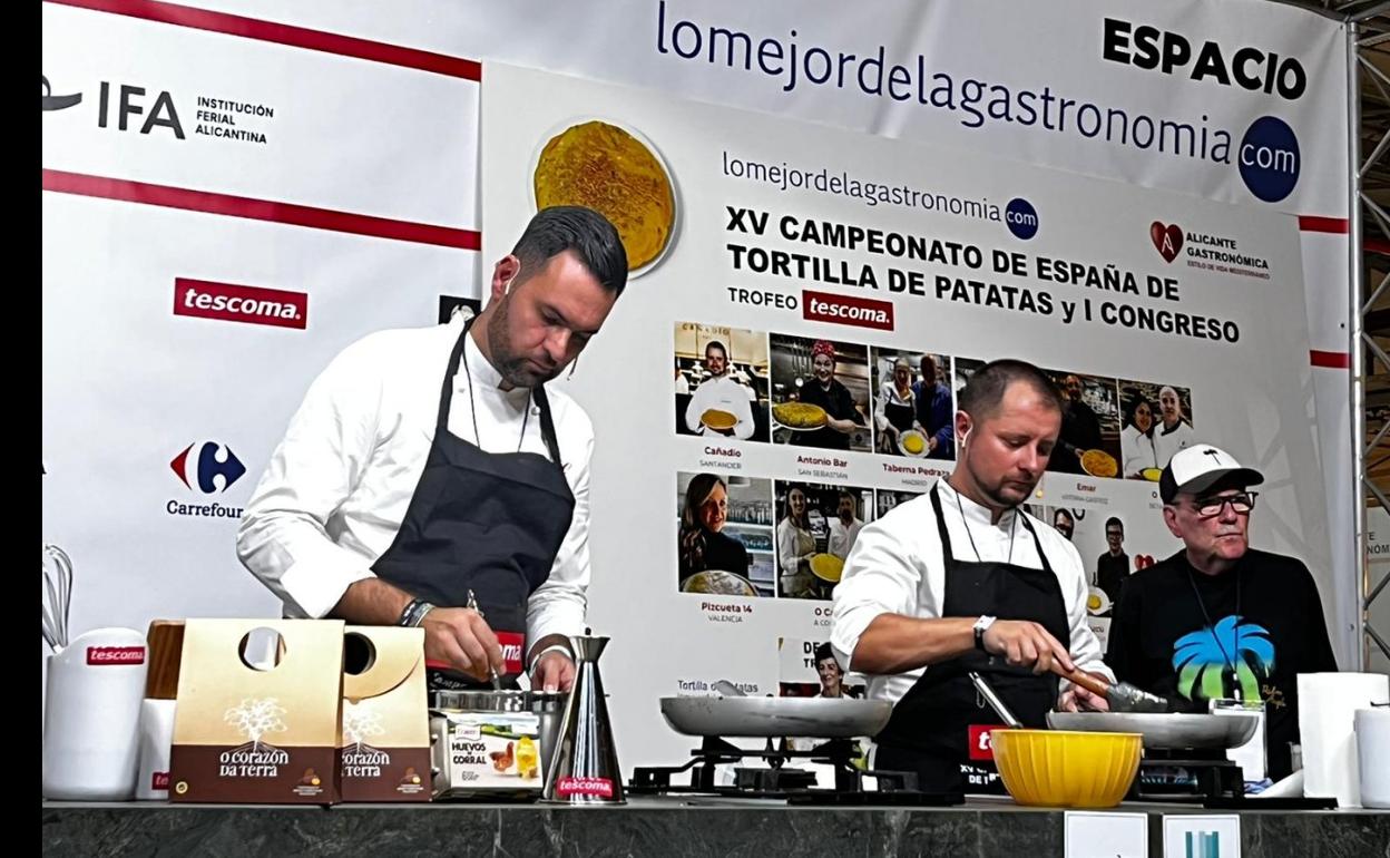 Nicolás Reyes y Pedro José Román, de Grupo Cañadío, cocinaron para el público especializado, su tortilla de patatas. En segundo plano, Rafael García Santos. 