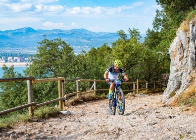 Imagen secundaria 1 - En la imagen superior, los piragüistas tomando la salida y en las imágenes inferiores, un ciclista y un corredor durante el recorrido por el monte. 