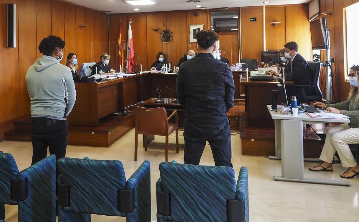 Los dos acusados durante el juicio que se celebró el pasado mes de junio en la Audiencia Provincial.