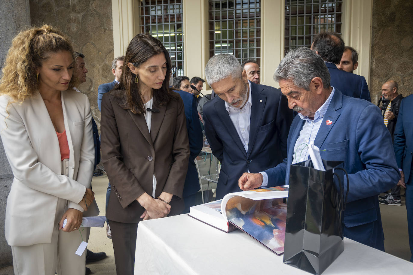 Los ministros han firmado hoy con el presidente de Cantabria, Miguel Ángel Revilla, el convenio para la puesta en marcha de una oficina judicial en el penal