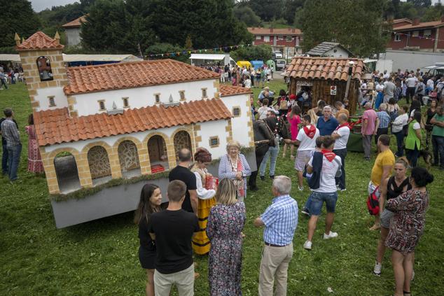 Lloreda de Cayón se volcó con su tradicional fiesta de carrozas