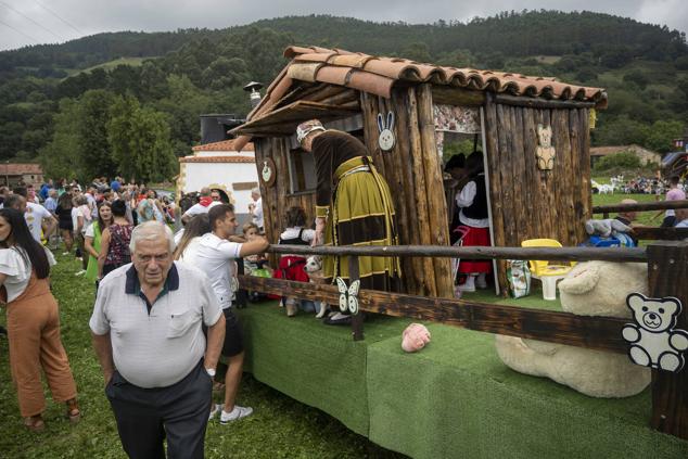 Lloreda de Cayón se volcó con su tradicional fiesta de carrozas