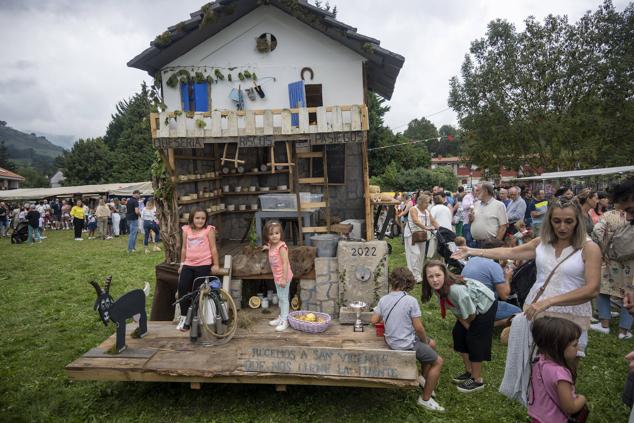 Lloreda de Cayón se volcó con su tradicional fiesta de carrozas