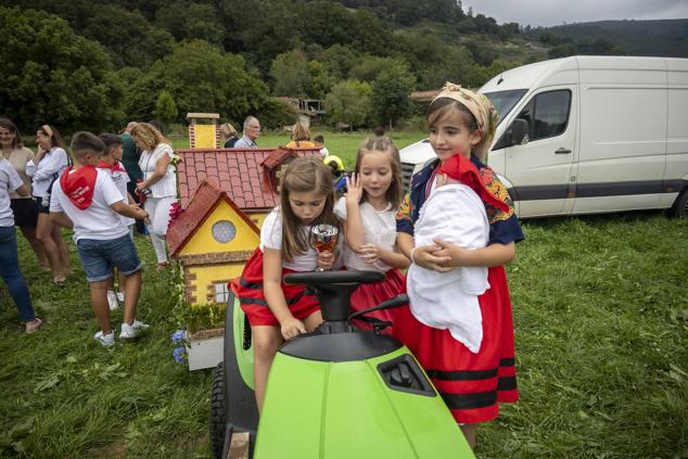 Lloreda de Cayón se volcó con su tradicional fiesta de carrozas