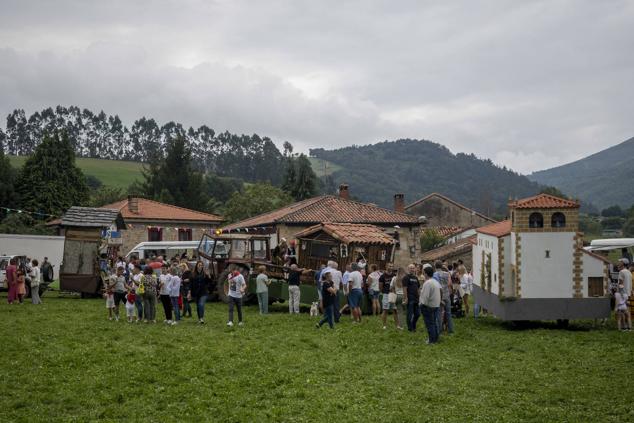 Lloreda de Cayón se volcó con su tradicional fiesta de carrozas