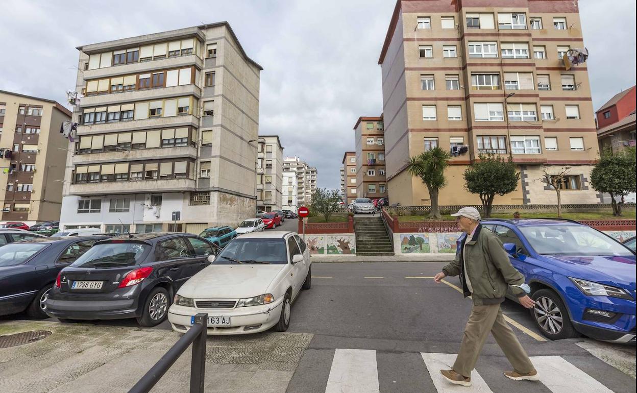 Un vecino recorre una de las calles de la zona santanderina.