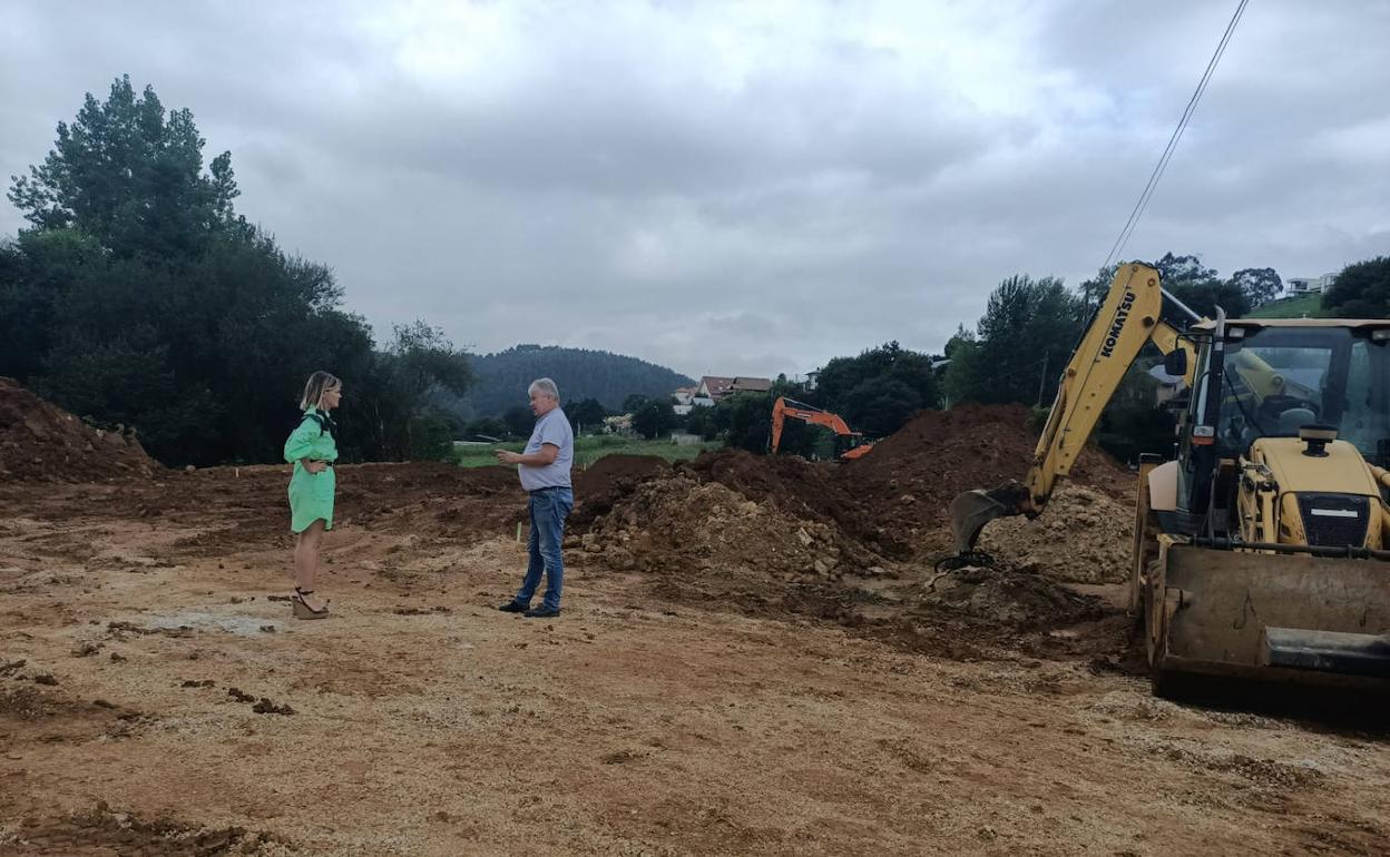 La alcaldesa, Verónica Samperio, y el concejal de Obras, Antonio Gómez, visitaron las obras del nuevo polideportivo de Arce.