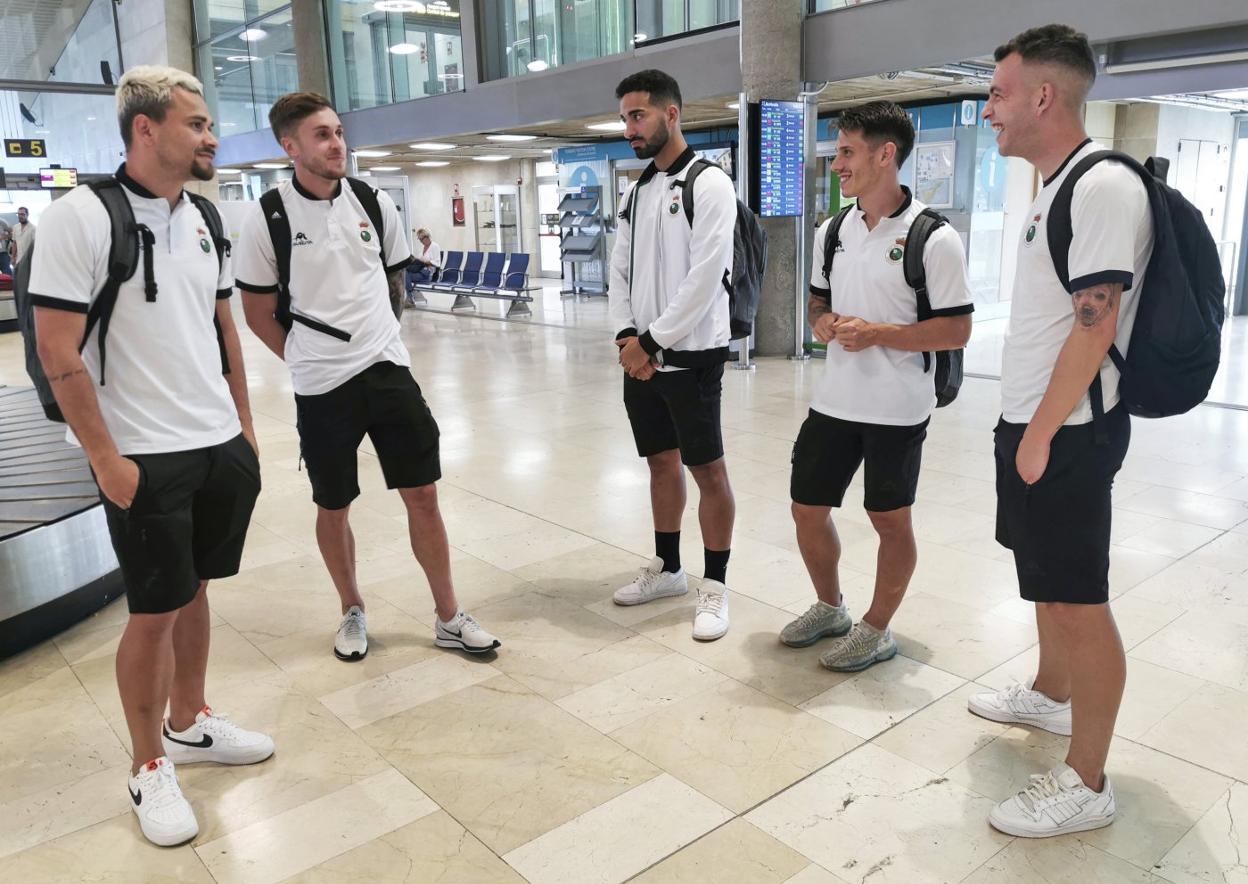 Matheus Aiás, Dani Fernández, Rubén Alves, Alfon e Íñigo Vicente, en el aeropuerto de Tenerife. 