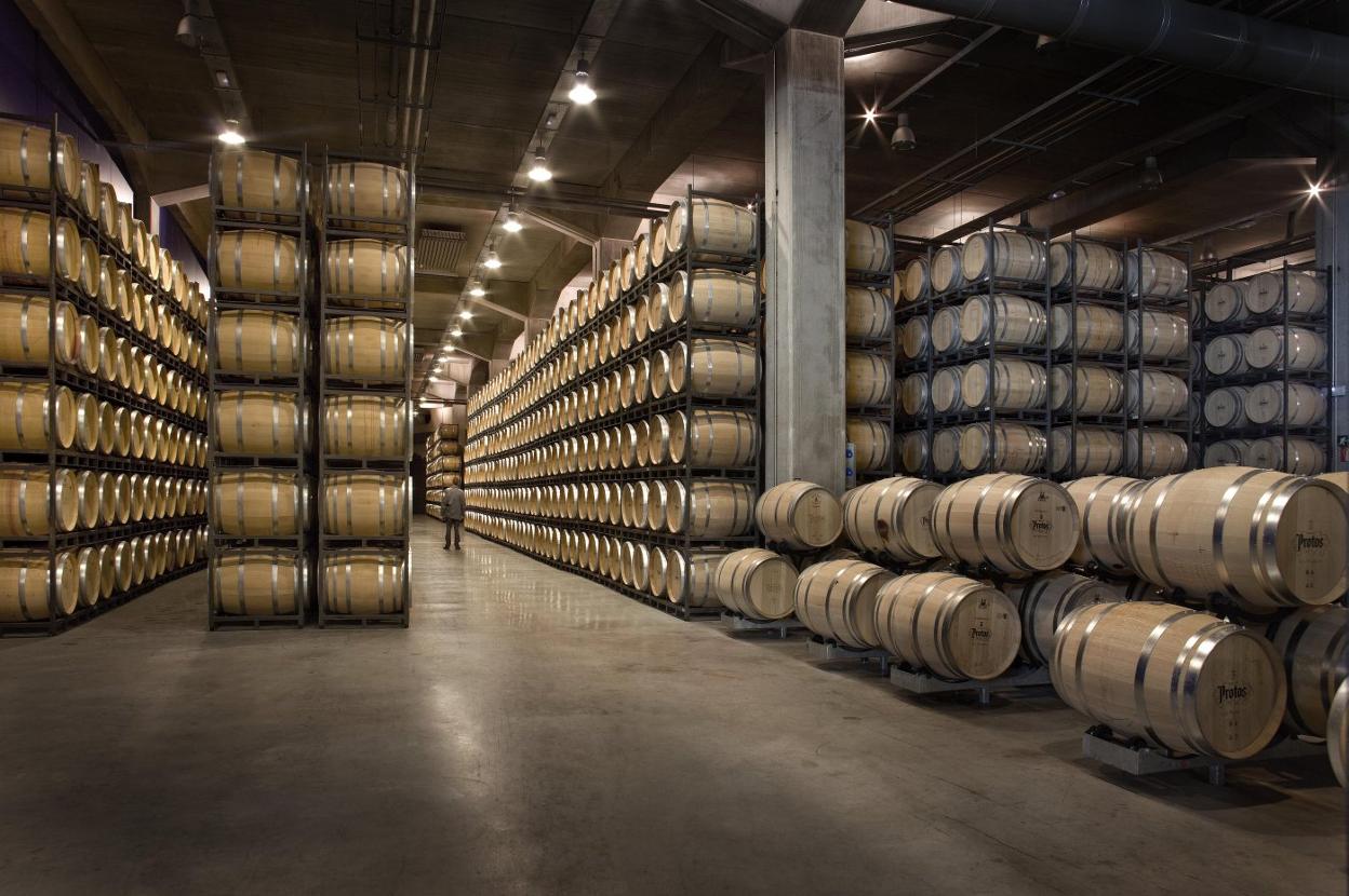 Sala de barricas de Bodegas Protos en Peñafiel. 