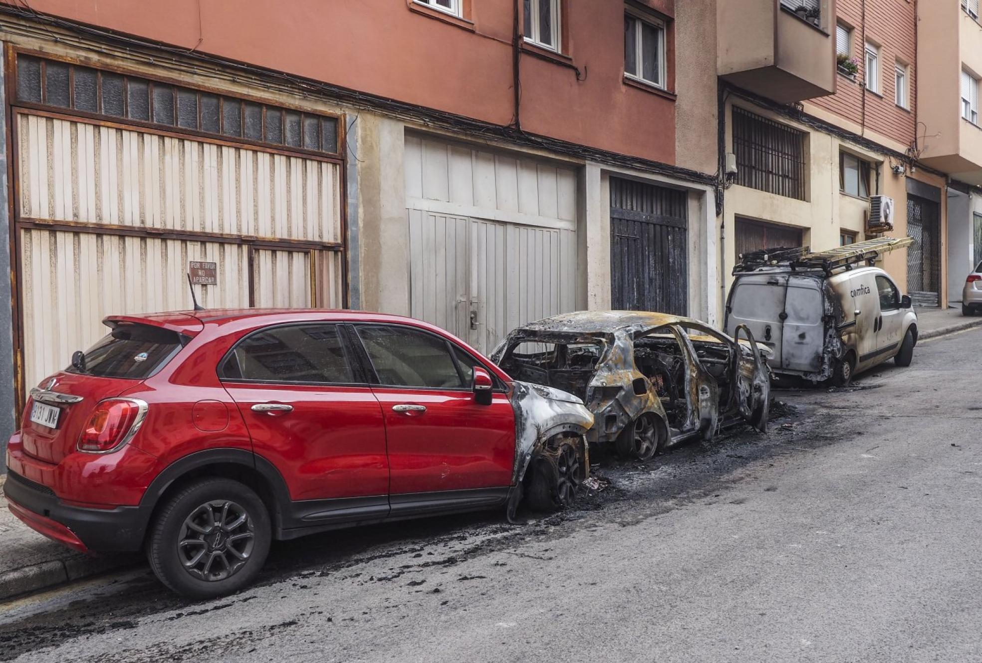 Varios vehículos incendiados en la calle La Amistad, en Santander. 