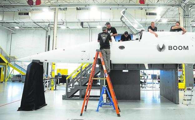 Banco de pruebas. Técnicos trabajan en un hangar de Dove Valley con un monoplaza que pretenden probar antes de fin de año.