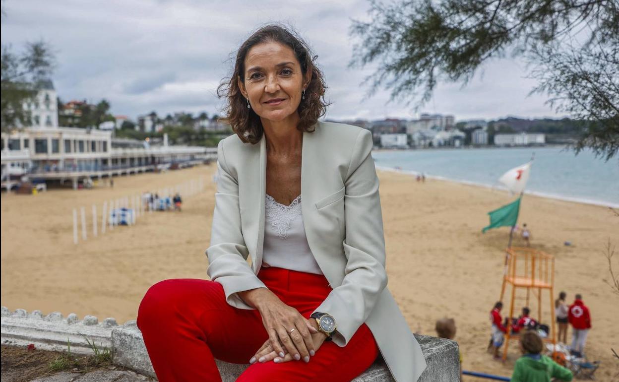 La ministra, frente a la playa del Sardinero el pasado miércoles, día que visitó varias poblaciones de Cantabria.