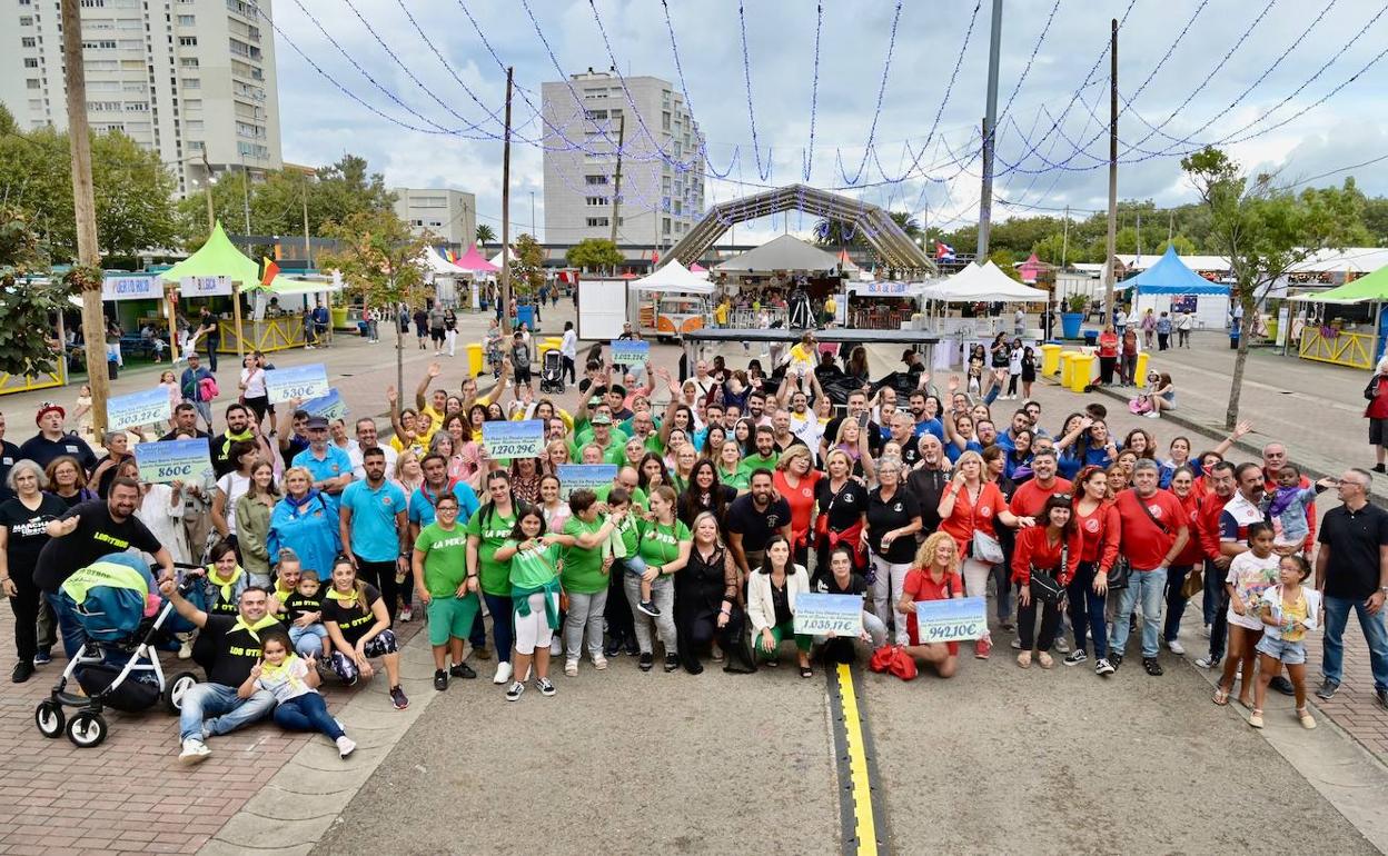 Integrantes de las peñas en el acto de entrega de los fondos a las asociaciones.